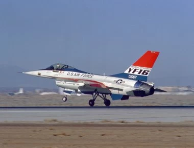 F-16: 45 χρόνια από την ιστορική πρώτη και… κατά λάθος πτήση του Fighting Falcon